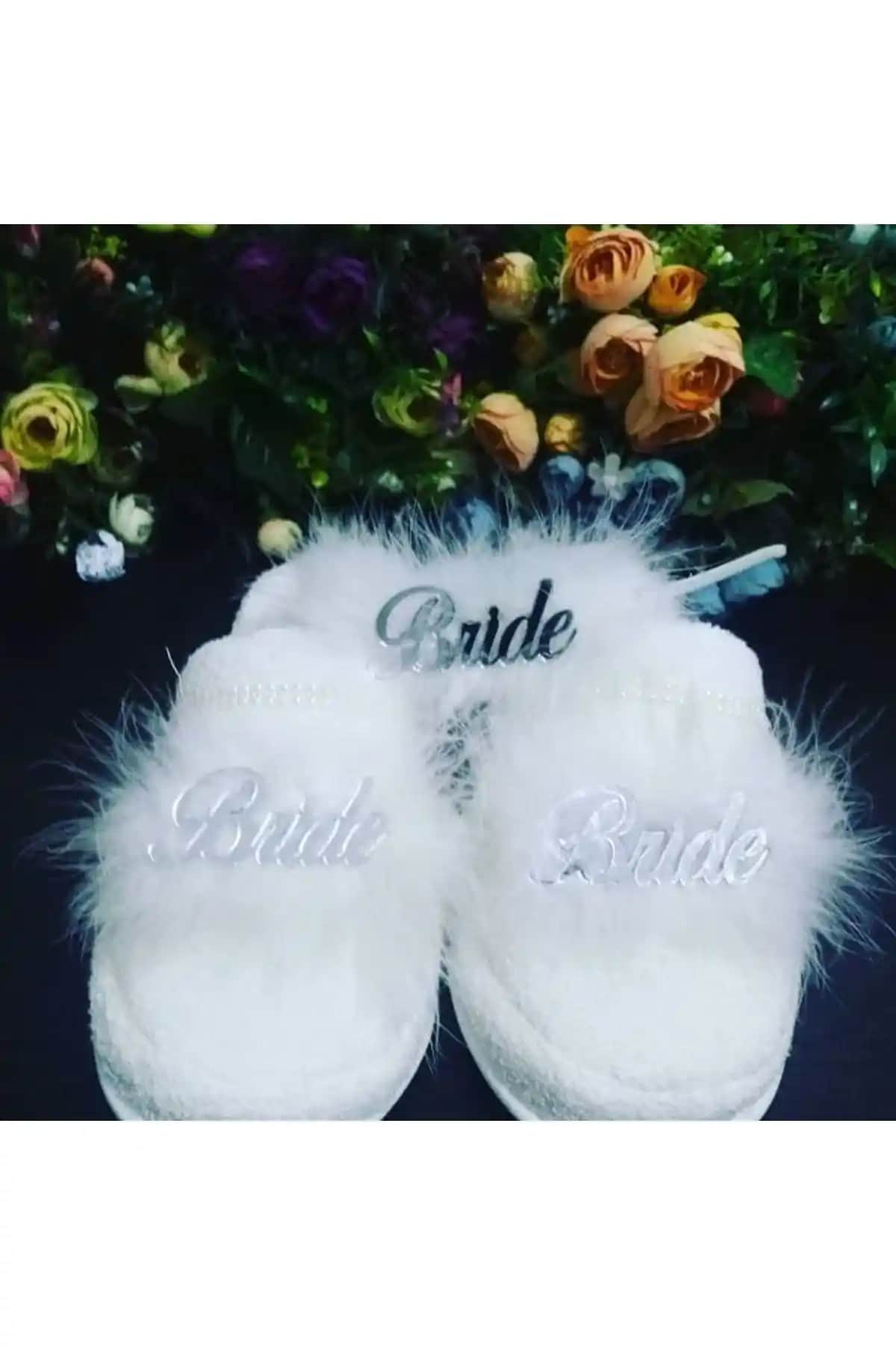 SÜSLÜTASARIM Gelin Terlik ve Taç: Şıklık ve Konforu Bir Arada Sunan Düğün Aksesuarları