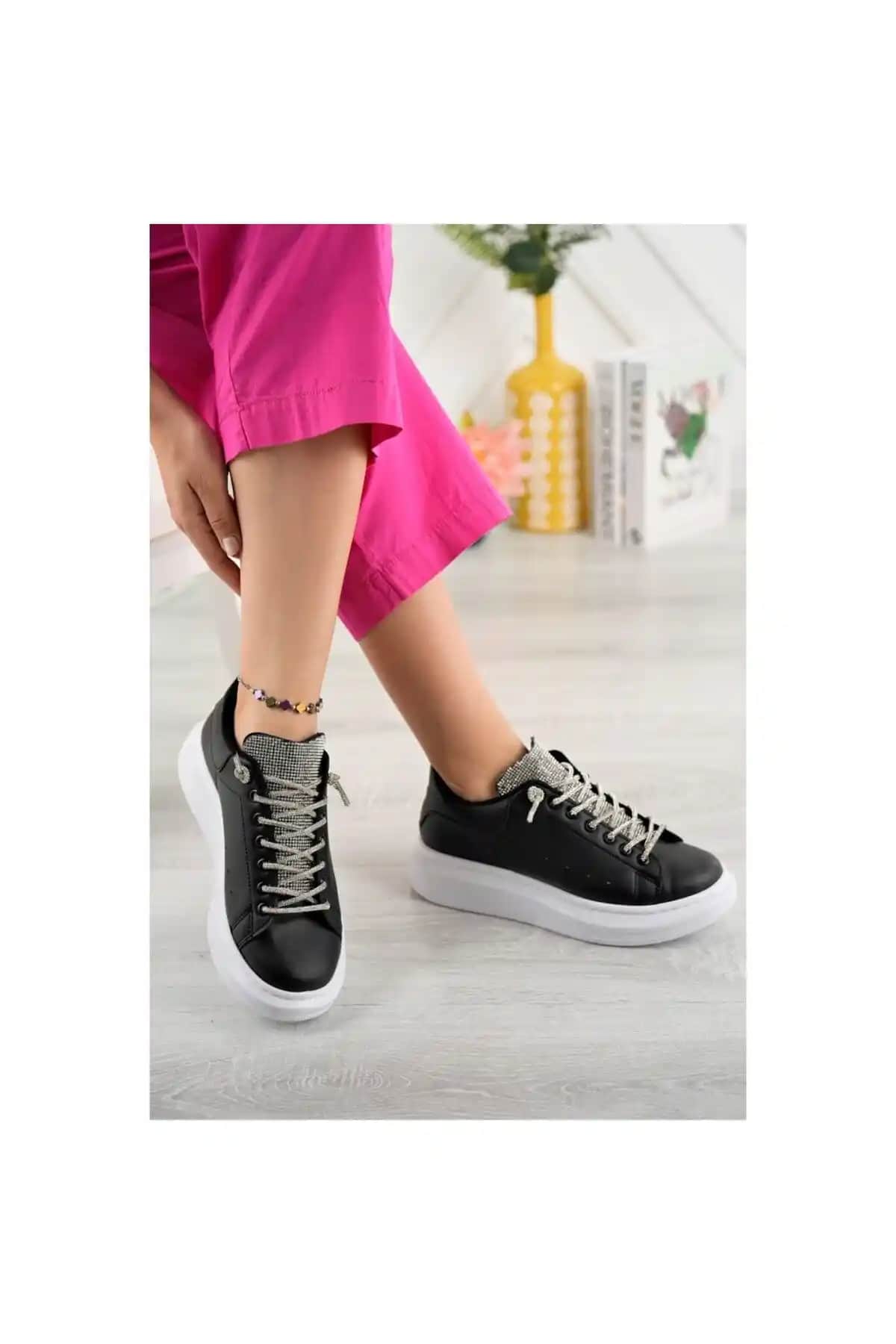 Three Bross Günlük Spor Ayakkabısı Siyah Beyaz Modern Tasarım ve Konfor Özellikleri