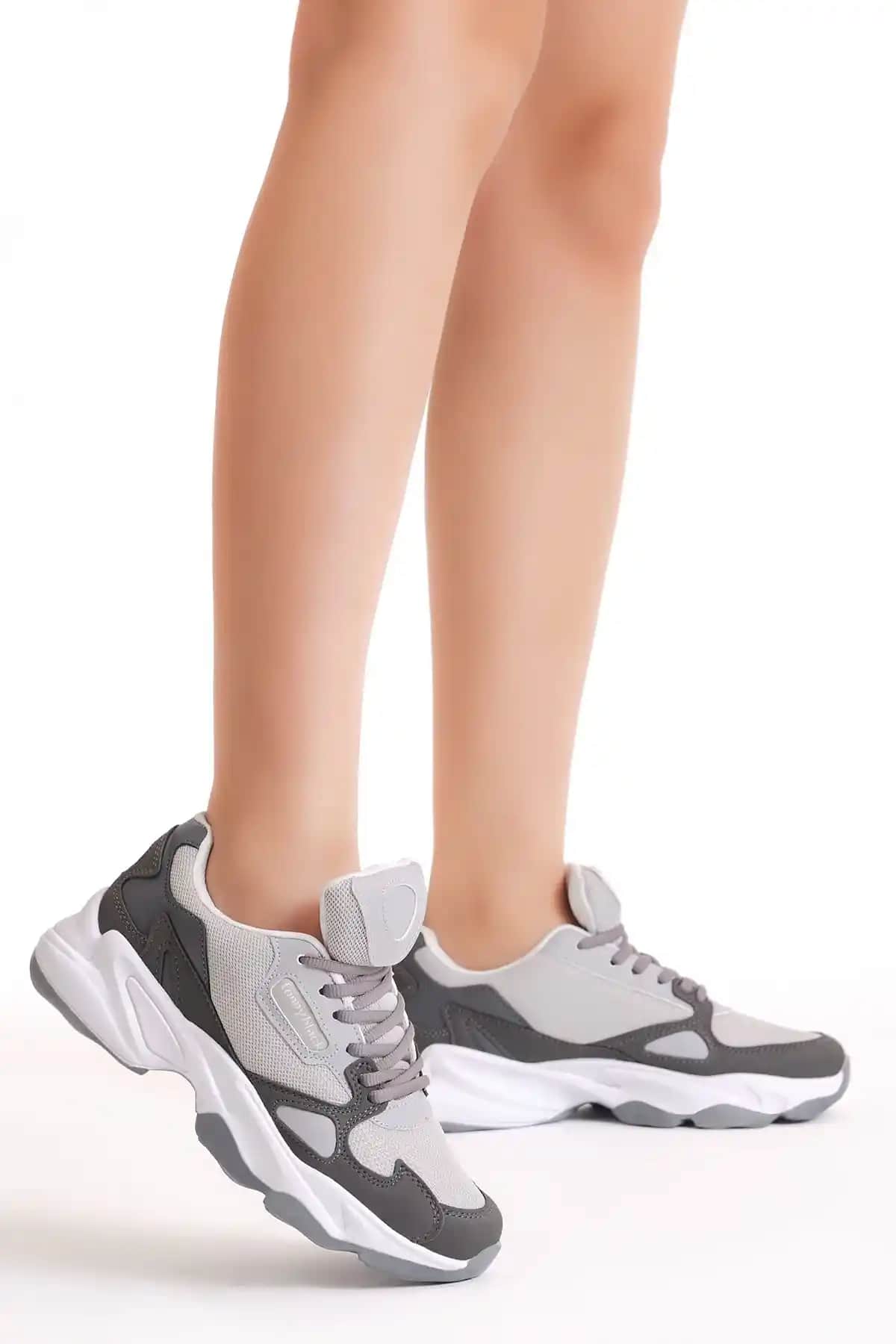 Tonny Black Füme Unisex Spor Ayakkabı Modern Tasarım ve Konfor Sunar