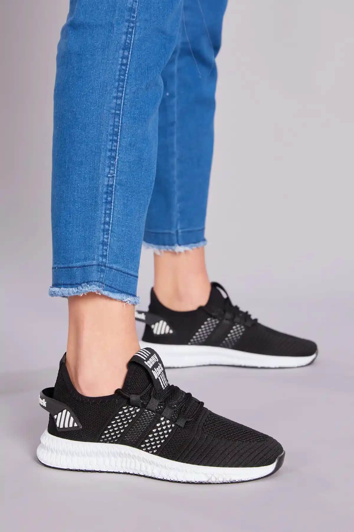 Tonny Black Unisex Siyah Beyaz Spor Ayakkabı: Şıklık ve Konforun Bir Arada Olduğu Model