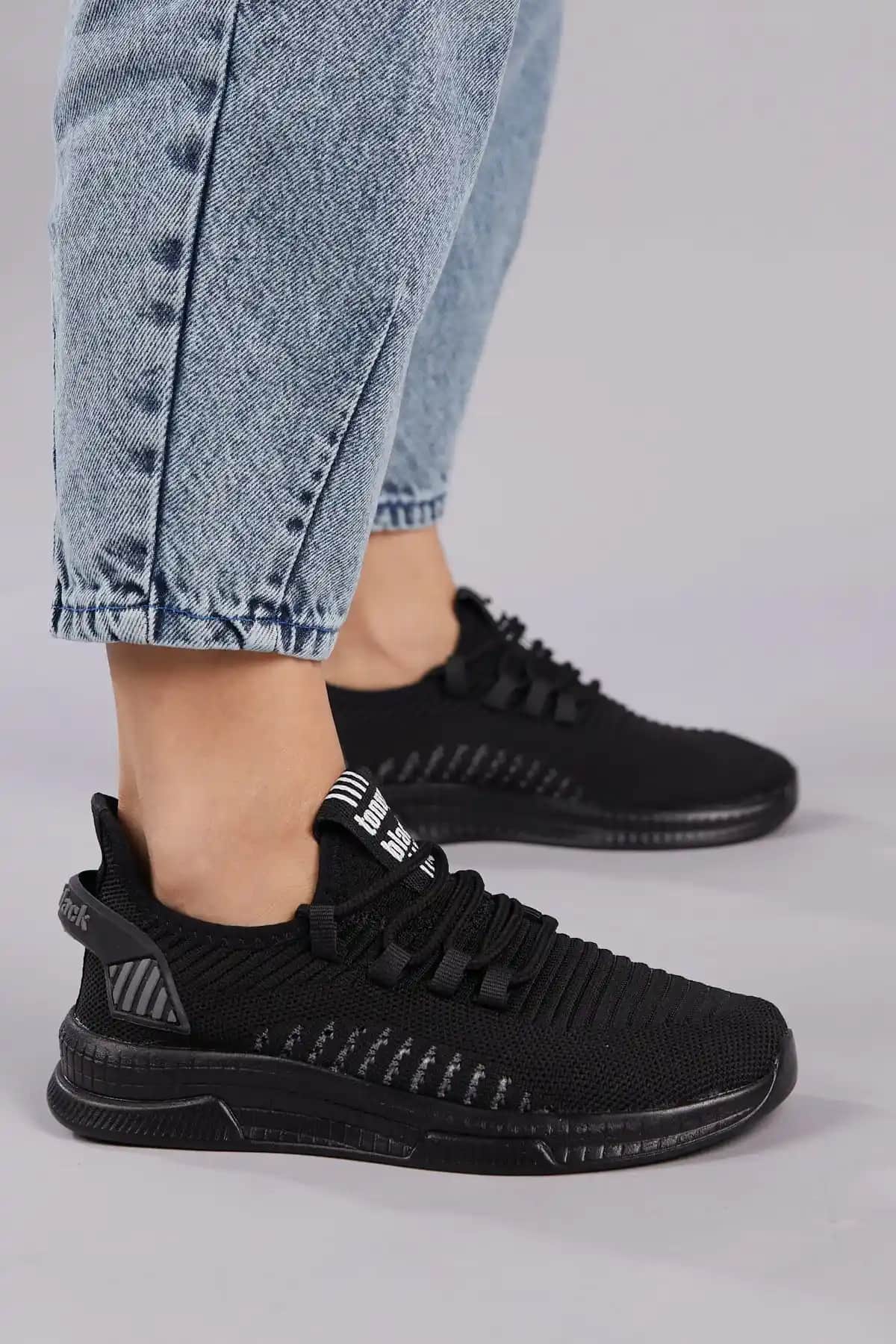 Tonny Black Unisex Siyah Spor Ayakkabı: Şıklık ve Konforu Bir Arada Sunan Modern Tasarım