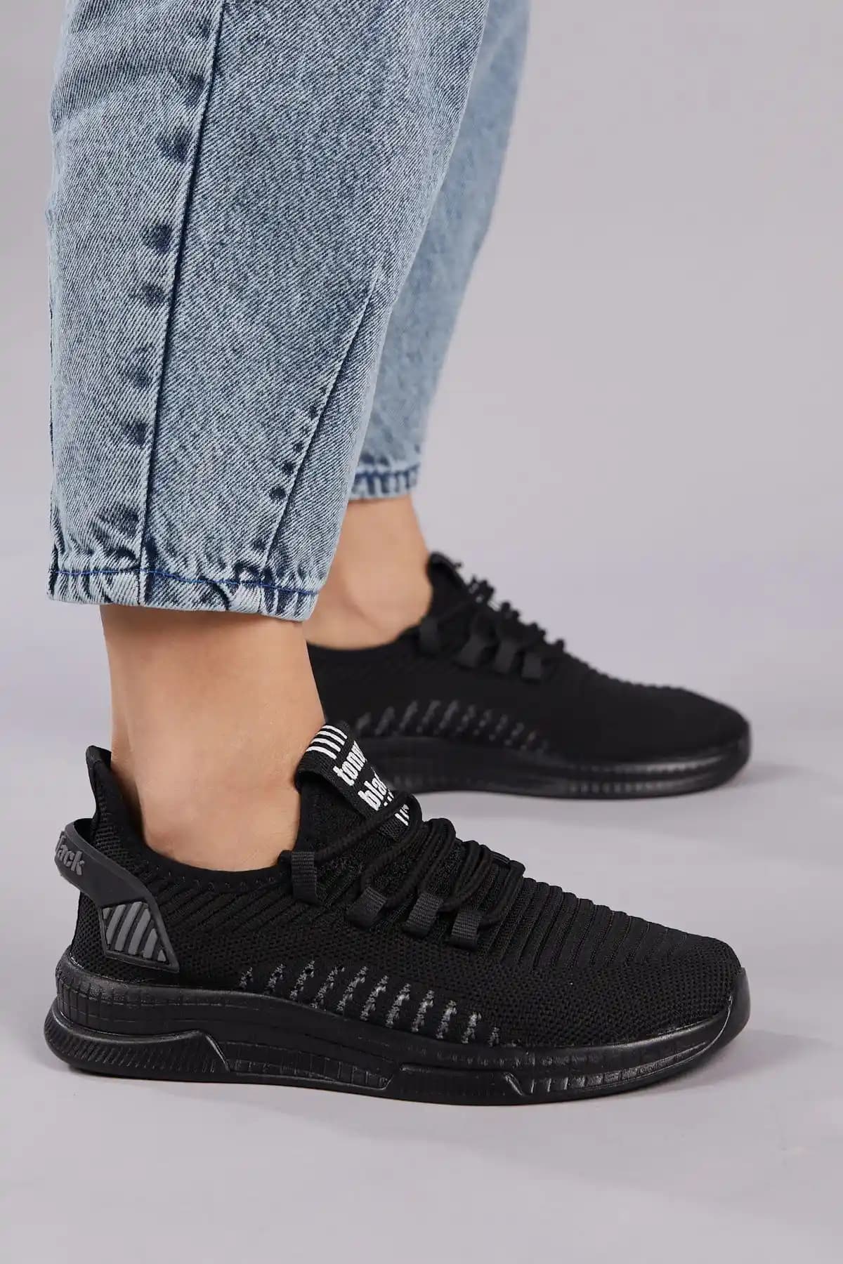 Tonny Black Unisex Siyah Spor Ayakkabı: Şıklık ve Konforu Bir Arada Sunan Modern Tasarım