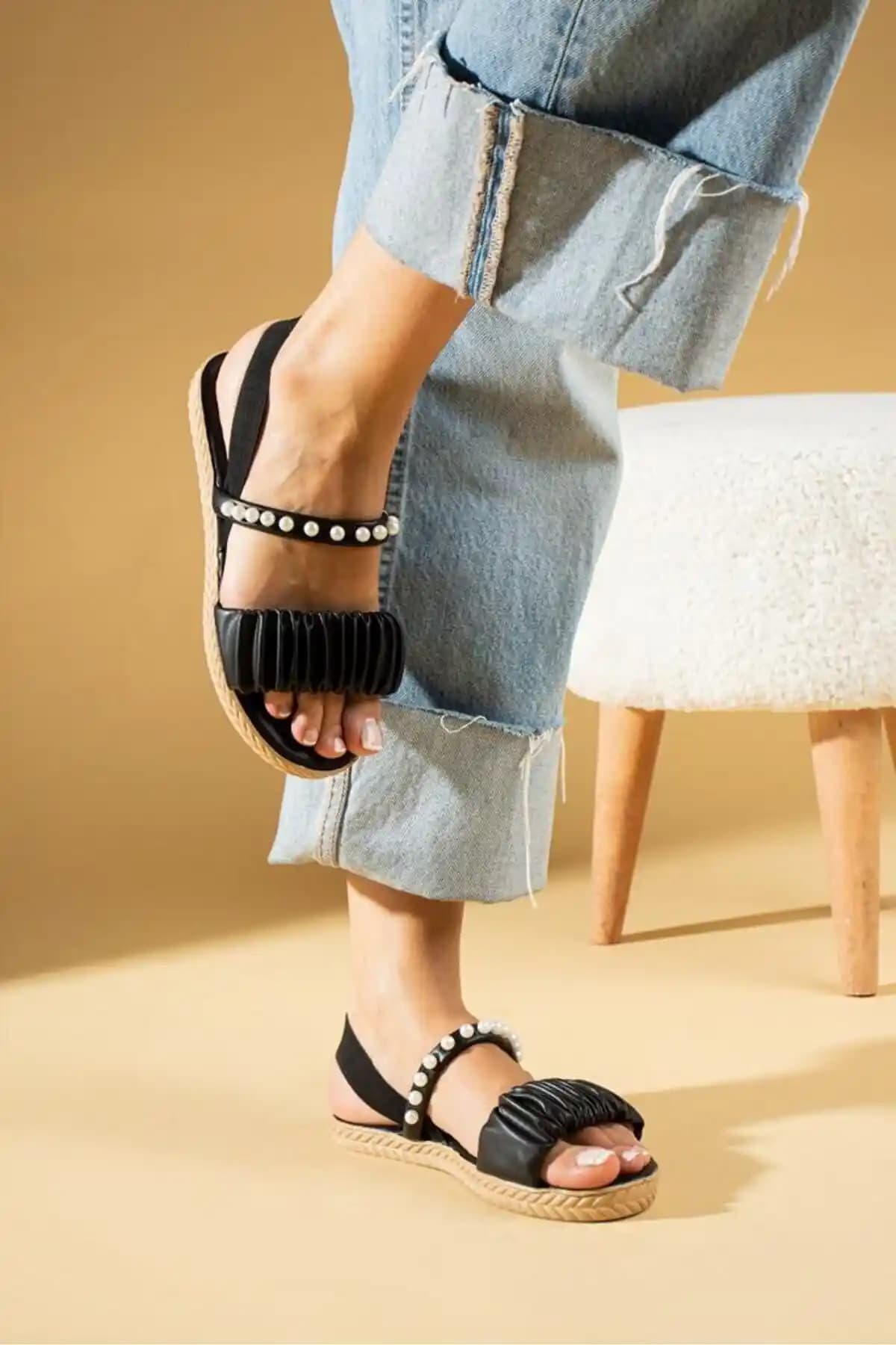 Topukludünyası'nın inci kadın sandaletleri şıklık ve rahatlık sunan modern tasarım ayakkabılar