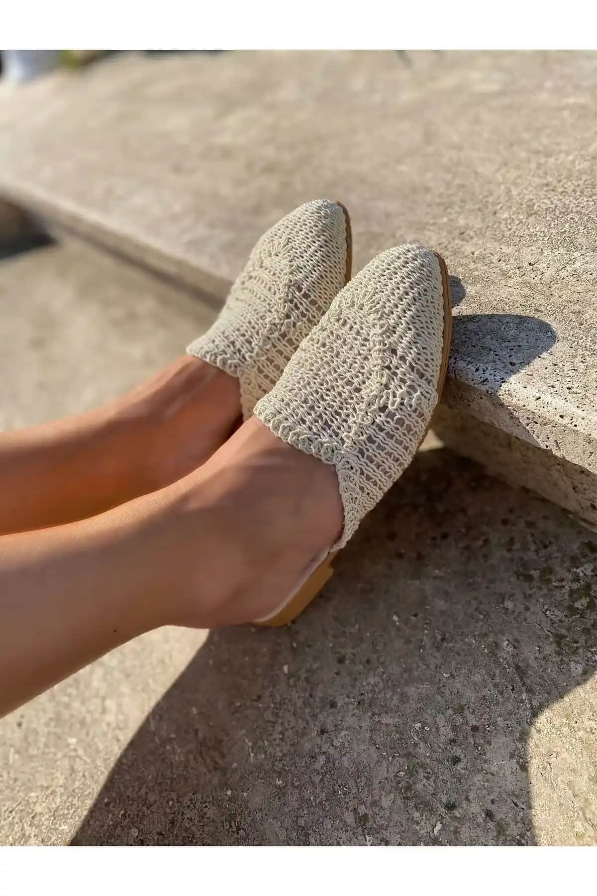 TRODONS Sue Bej Hasır İşlemeli Önü Kapalı Terlik: Şıklık ve Konforun Bir Arada Sunulduğu Günlük Ayakkabı