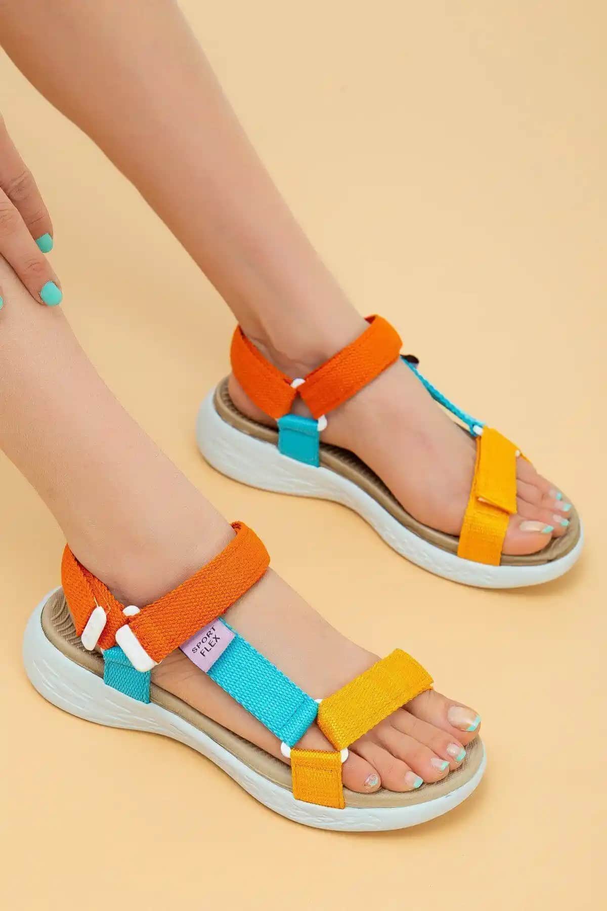 Türkiye’de Üretilen Sarı ve Turuncu Kadın Spor Sandaletler Modern ve Rahat Tasarım