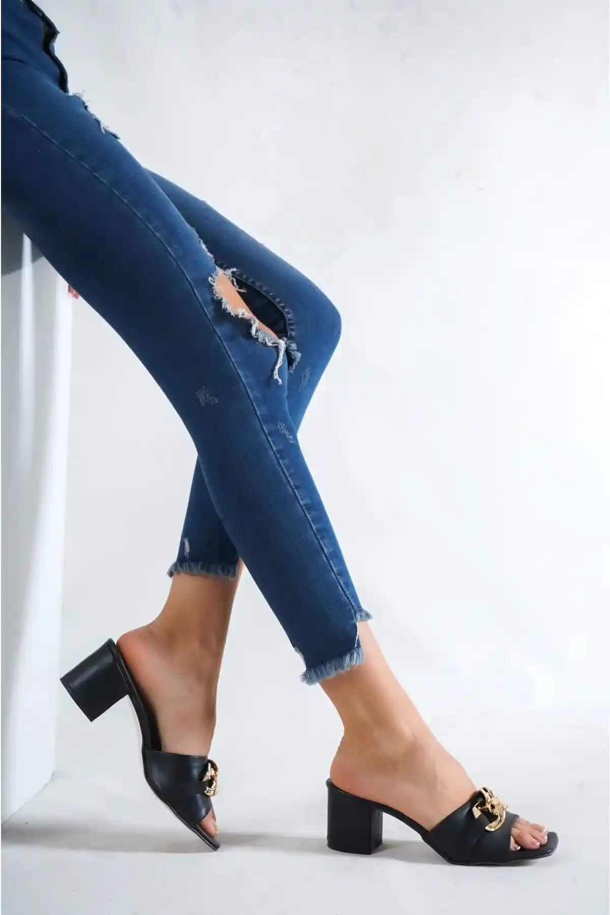 Weynes Kadın Siyah Halka Zincirli Topuklu Terlik Modern ve Şık Tasarımıyla Günlük Kullanıma Uygun