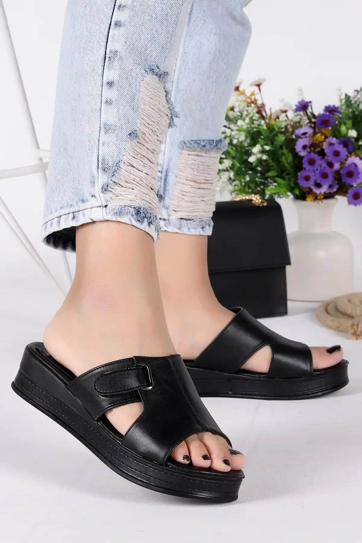 WOGGO Kadın Siyah Plt Cırtlı Günlük Terlik: Şıklık ve Konforun Uyumlu Buluşması