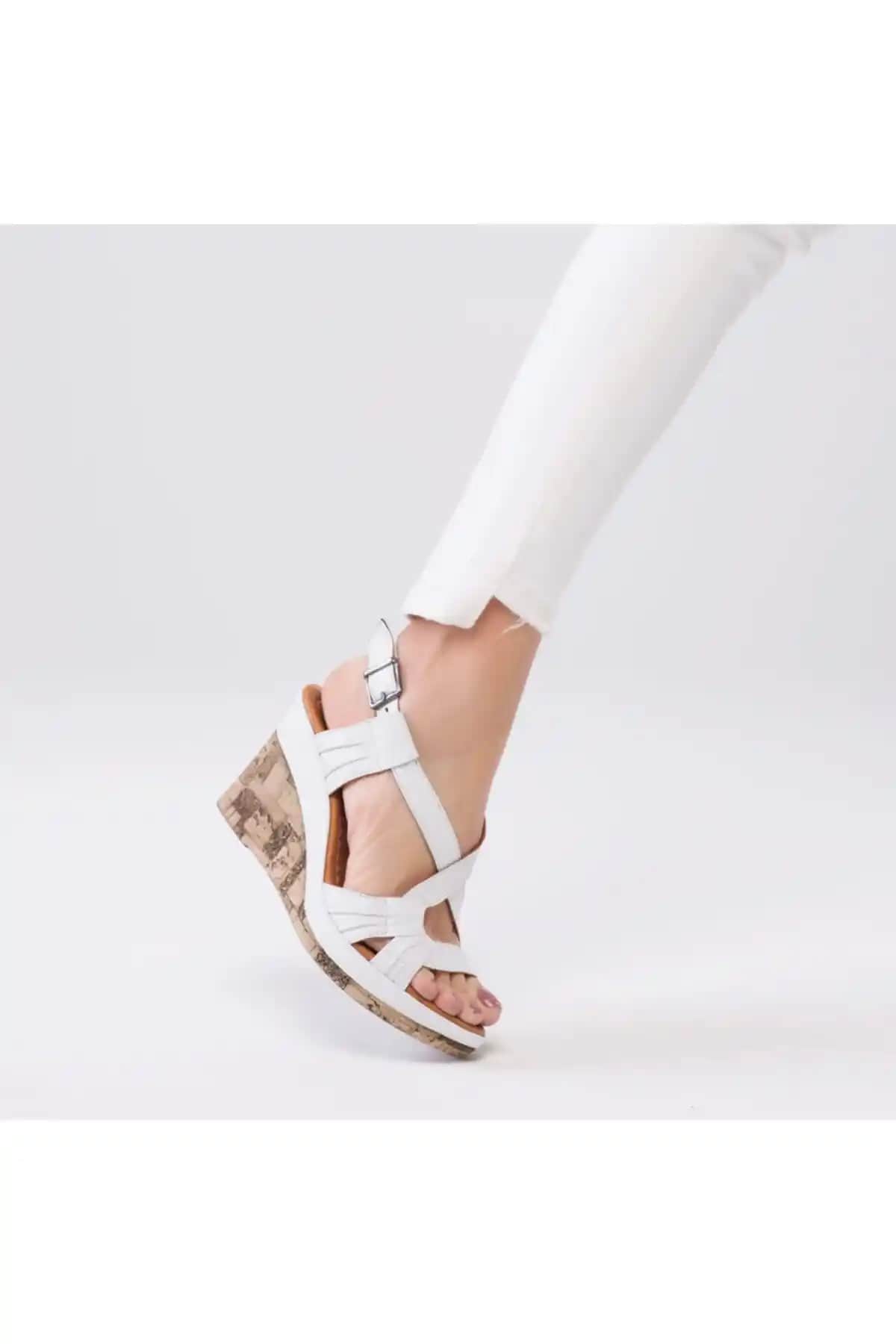 Zeynep Sıradağlı Kadın Beyaz Deri Sandalet: Şıklık ve Konforun Birleşimi