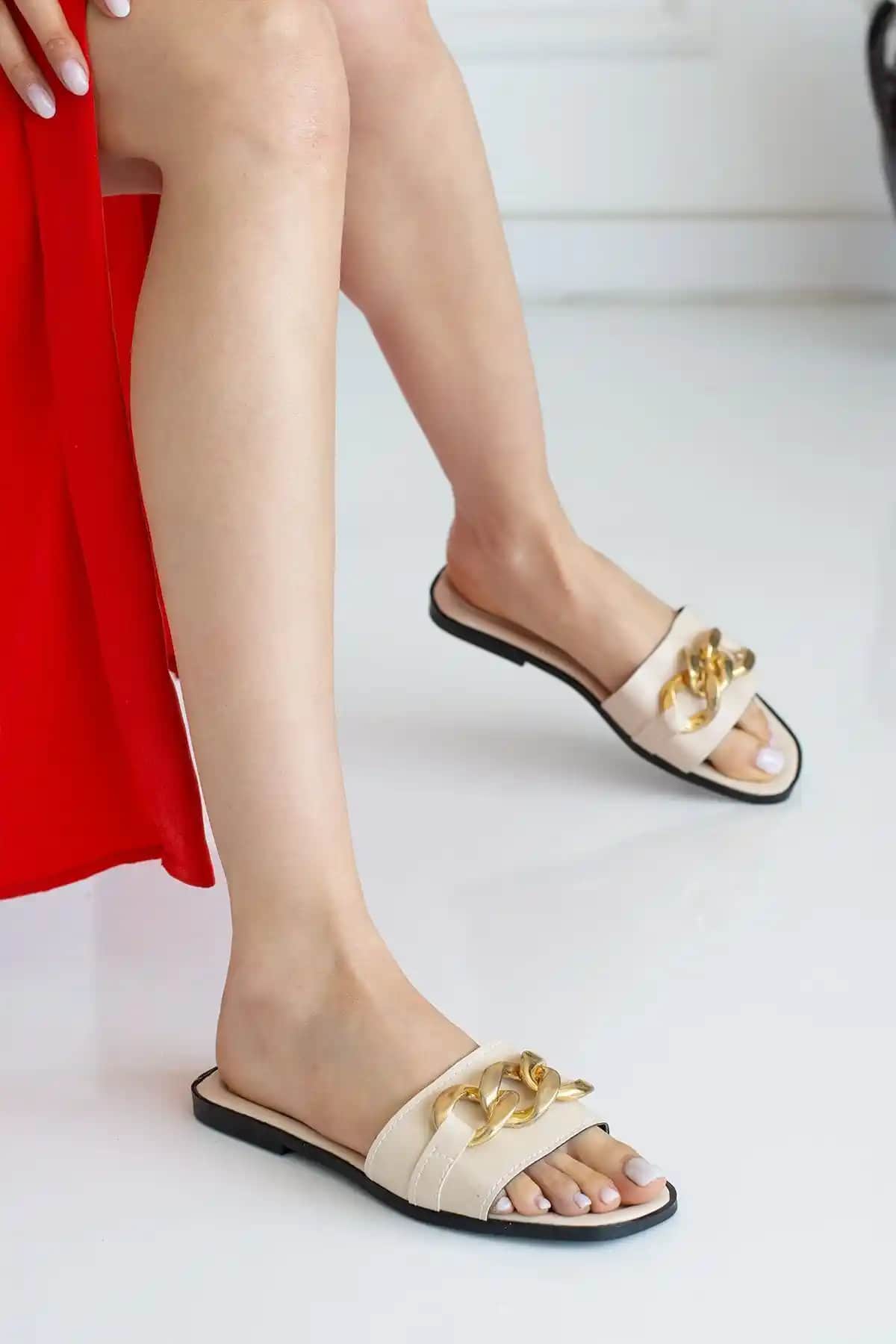 Zincirli Kadın Terlik: Şıklık ve Konforu Bir Arada Sunan Günlük Ayakkabı Seçeneği