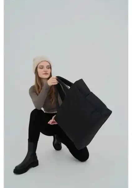 Bagzy Kabartmalı Puf Kumaş Siyah Çanta Şıklık ve Fonksiyonelliği Bir Arada Sunar