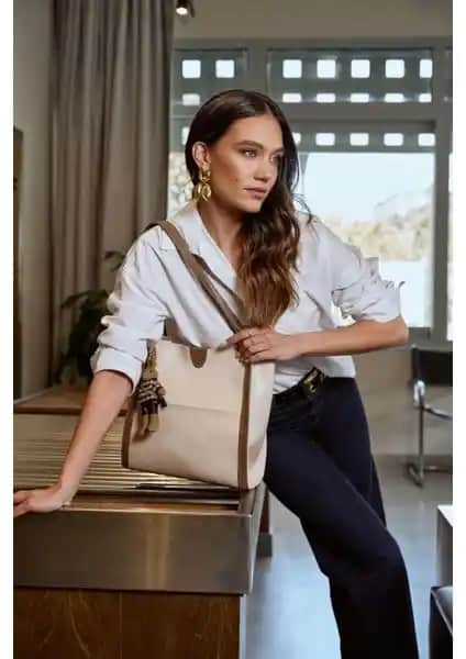 Lucky Bees Kadın El ve Omuz Çantası Şık ve Fonksiyonel Tasarım Özellikleri