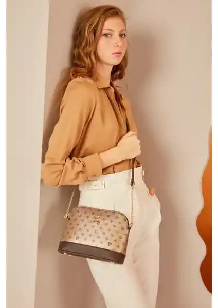 Pierre Cardin Altın Monogram Çapraz Çanta: Şıklık ve Fonksiyonelliğin Modern Buluşması