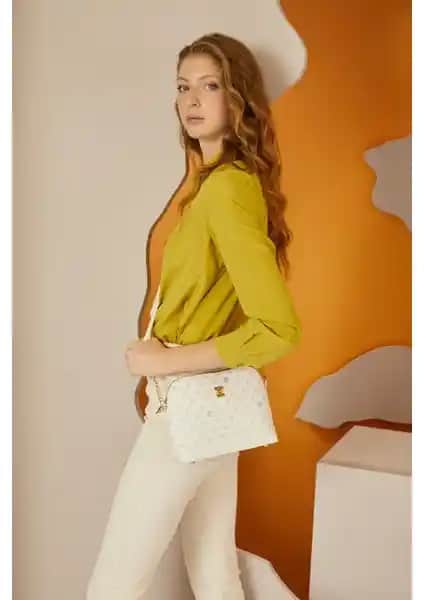 Pierre Cardin Beyaz Monogram Çapraz Çanta: Şıklık ve Fonksiyonelliği Bir Arada Sunar