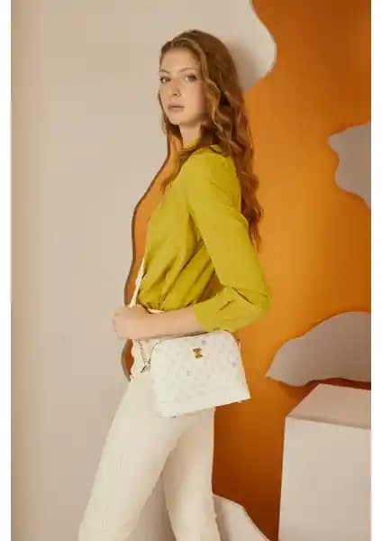 Pierre Cardin Beyaz Monogram Çapraz Çanta: Şıklık ve Fonksiyonelliği Bir Arada Sunar