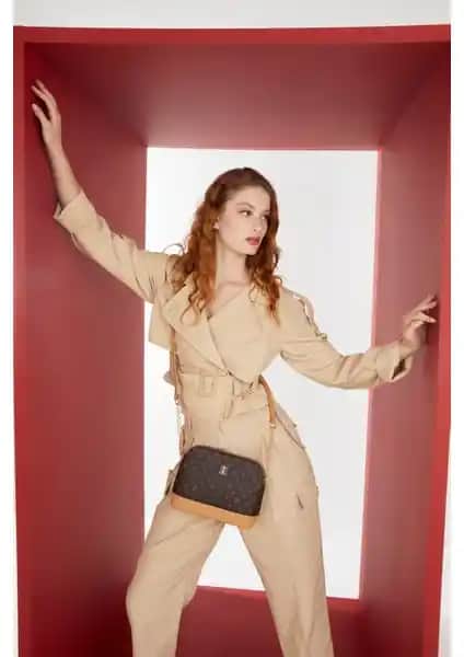 Pierre Cardin Kahve Monogram Çapraz Çanta: Şıklık ve Fonksiyonellik Bir Arada