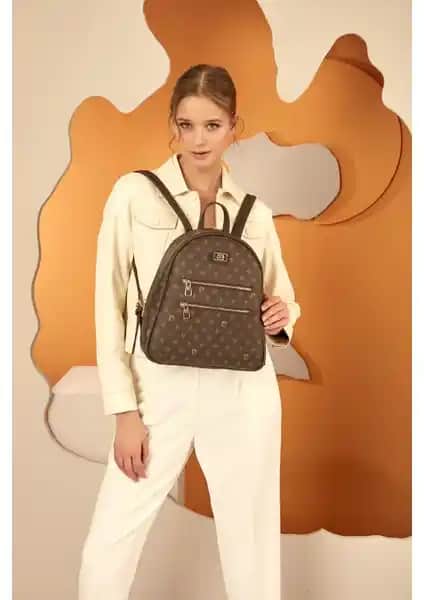 Pierre Cardin Kahve Monogram Kadın Sırt Çantası Şıklık ve Kullanışlılık Sunan Modern Tasarım