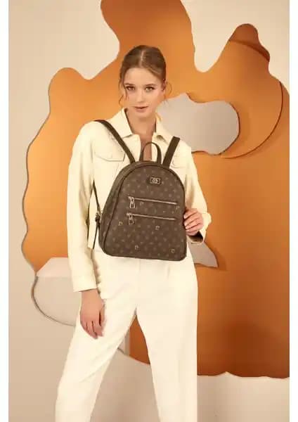 Pierre Cardin Kahve Monogram Kadın Sırt Çantası Şıklık ve Kullanışlılık Sunan Modern Tasarım
