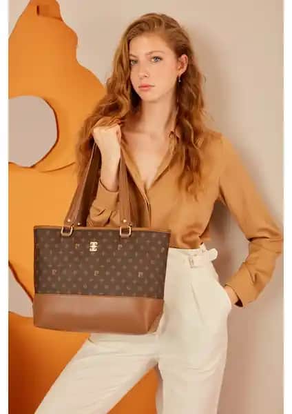 Pierre Cardin Kahverengi Omuz Çantası Şıklık ve Kullanışlılığın Modern Buluşması