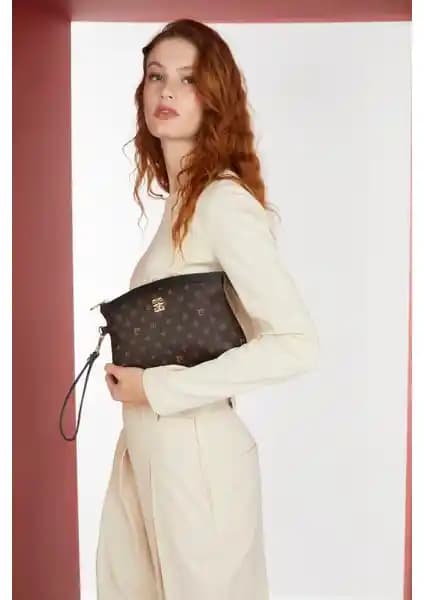 Pierre Cardin Kahverengi Portföy Çanta: Şıklık ve Fonksiyonelliğin Buluşması