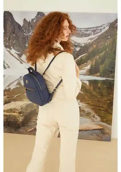 Pierre Cardin Koyu Mavi Kadın Sırt Çantası: Şıklık ve Fonksiyonellik Bir Arada