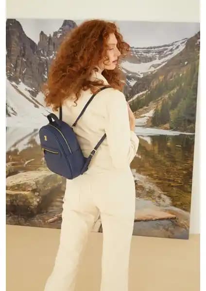 Pierre Cardin Koyu Mavi Kadın Sırt Çantası: Şıklık ve Fonksiyonellik Bir Arada