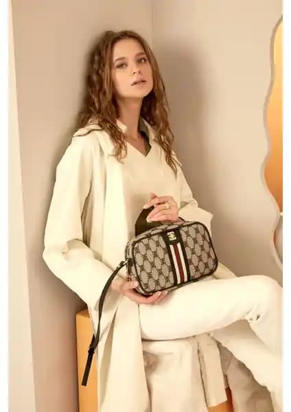 Pierre Cardin Taş Rengi Kadın Çapraz Çanta: Şıklık ve Fonksiyonelliğin Modern Buluşması