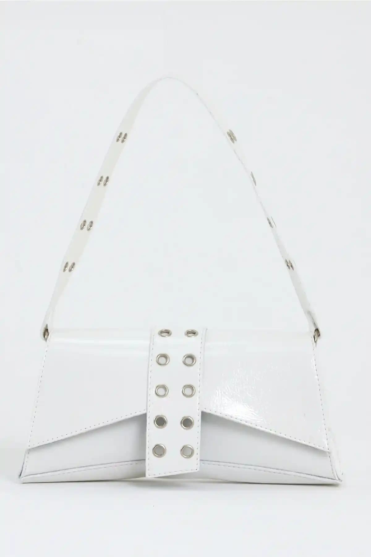 ALTUDA Kadın Asimetrik Zımbalı Baget Çanta: Şıklık ve Fonksiyonellik Bir Arada