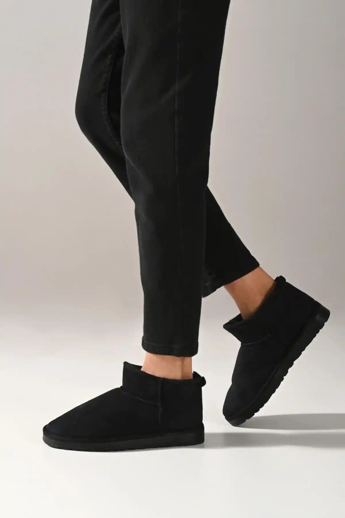 Beyond Kadın Siyah Ultra Mini İçi Kürklü Süet Bot 3cm Topuklu Rahat ve Şık