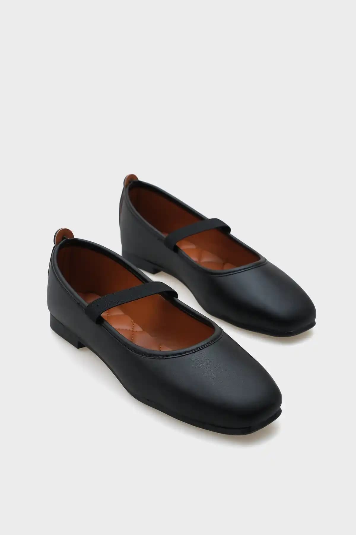 Capone Outfitters Kadın Bantlı Mat Siyah Babet: Şıklık ve Konforun Dengesi