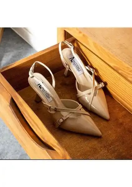 Elmando Biyana Bej Rugan Kadın Topuklu Ayakkabı Çift Bantlı Toka Detaylı 7 cm Topuk