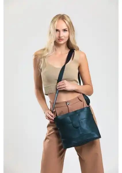 Fubileather Deri Crossbody Postacı Çanta: Şıklık ve Fonksiyonelliğin Mükemmel Uyumu