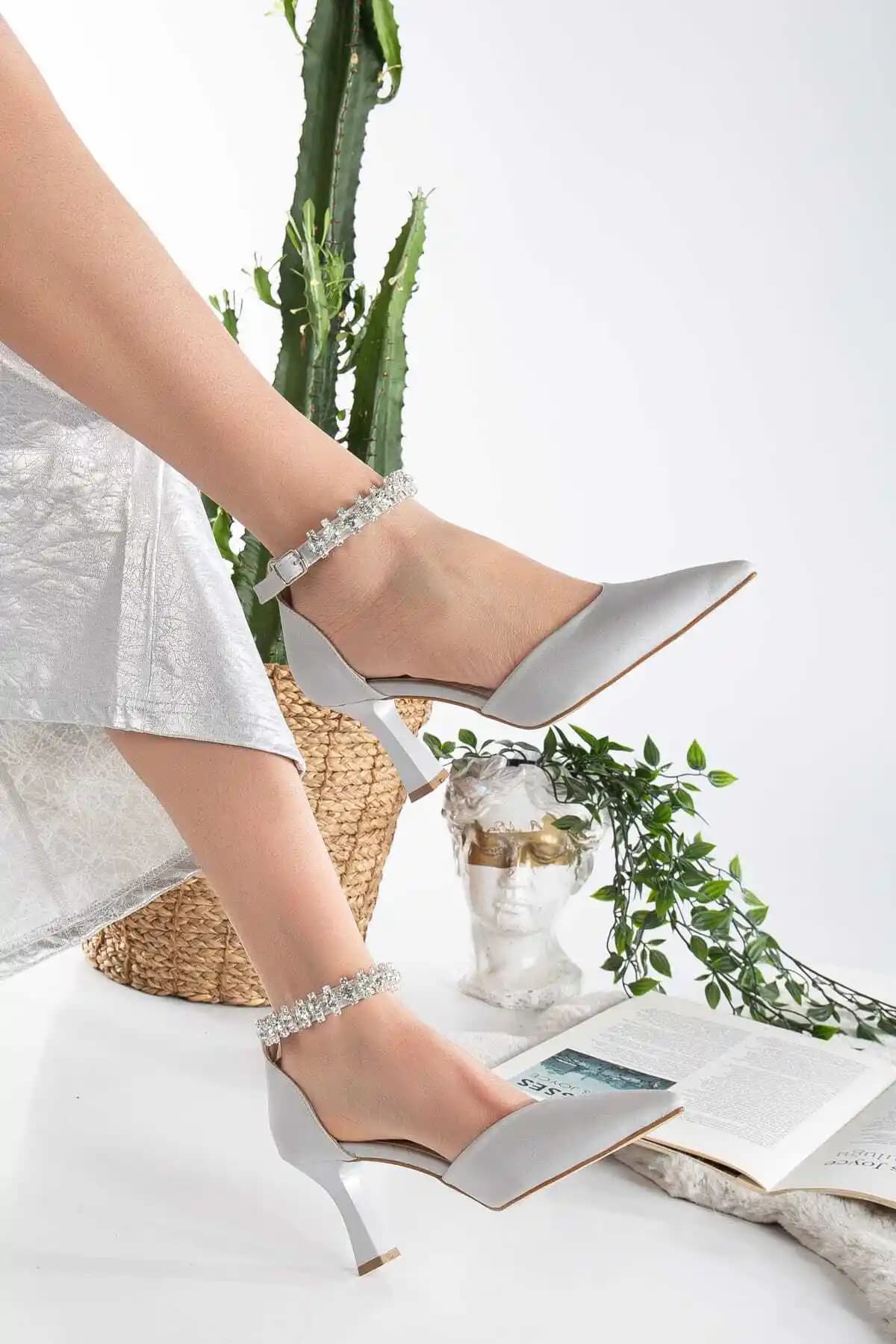 Genel Markalar Gümüş Bilekten Taşlı Saten Topuklu Kadın Ayakkabı Şıklık ve Konfor