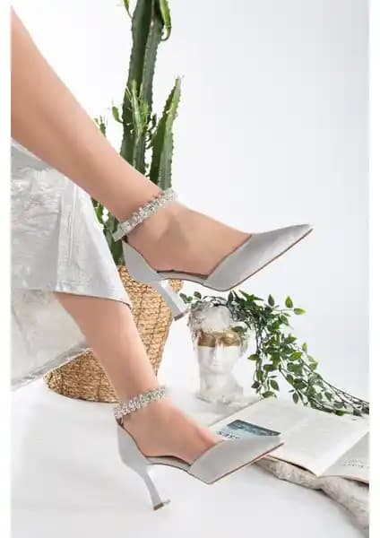 Larina Bilekten Taşlı Saten Malzeme Topuklu Kadın Ayakkabısı - Şıklık ve Konforun Buluşması