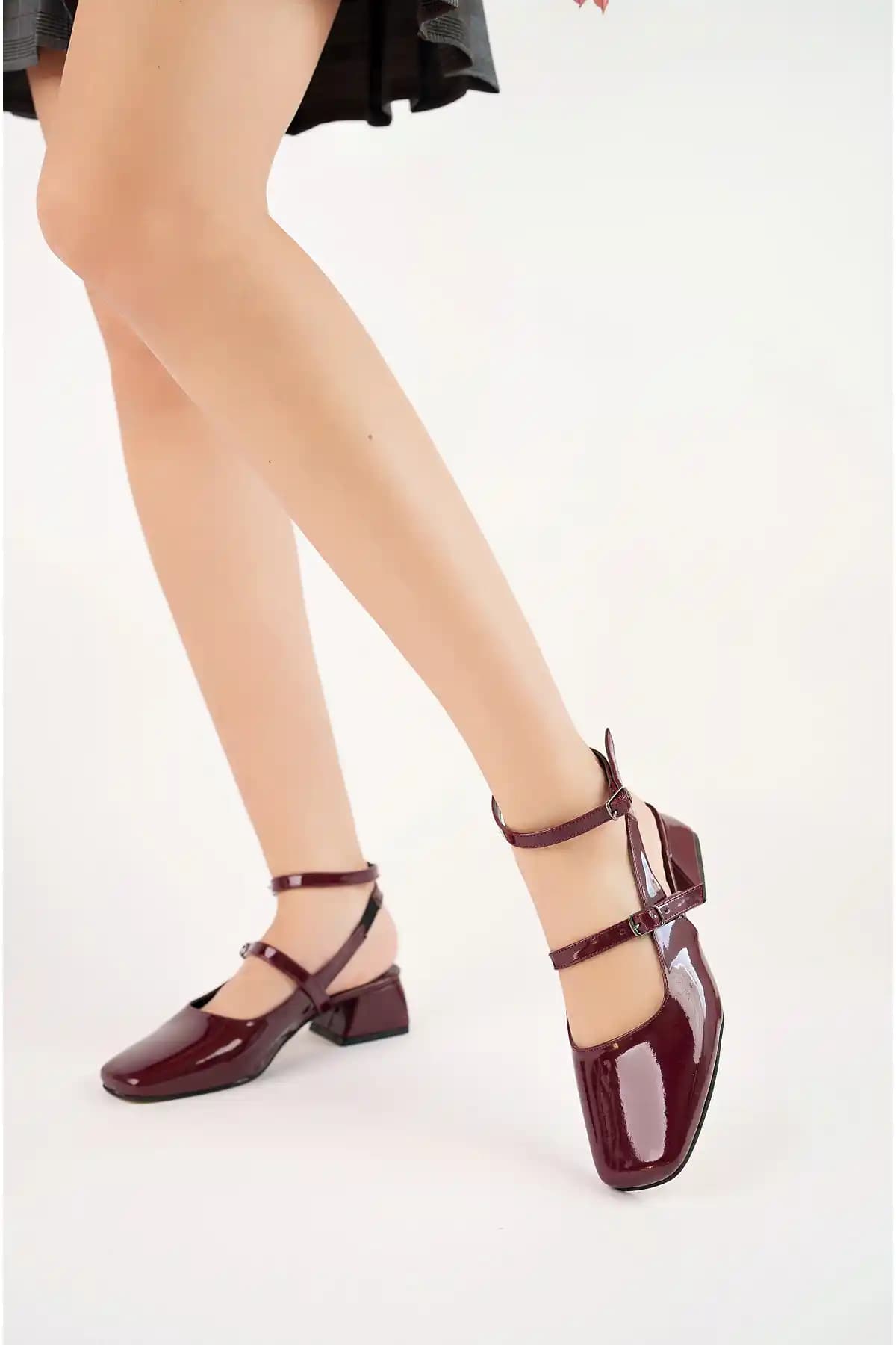 Meyra Bordo Rugan Topuklu Ayakkabı: Şıklık ve Konforu Bir Arada Sunan Kadın Ayakkabısı