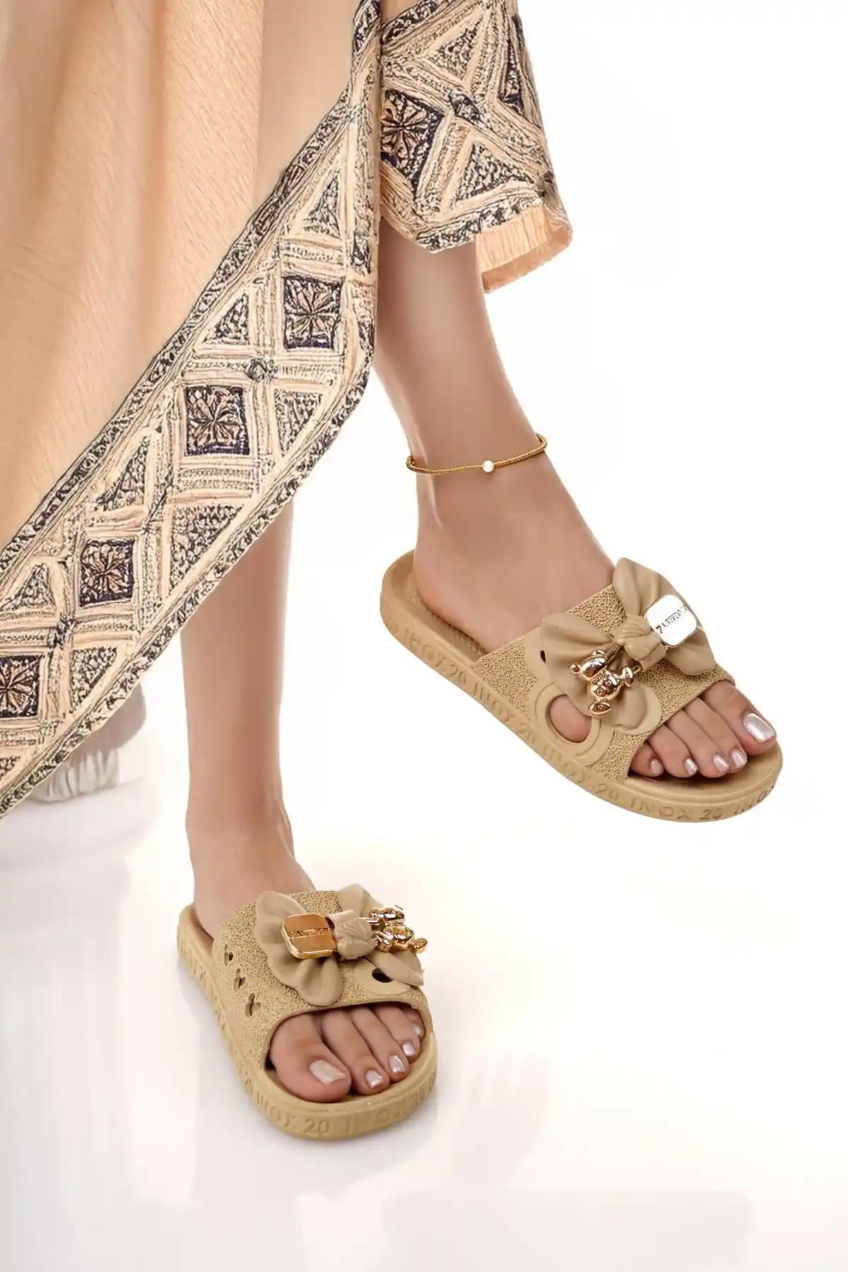 Modafırsat Kadın Terlik Bej: Su Geçirmez, Kaydırmaz ve Ortopedik Konfor