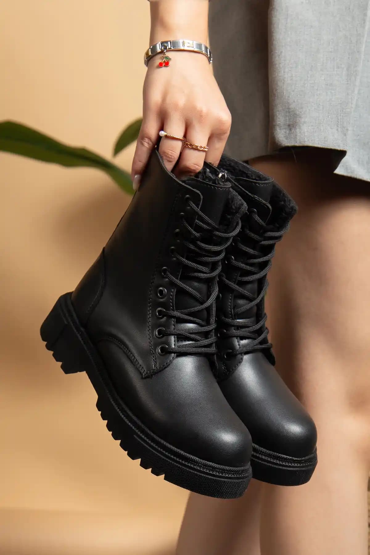 MY GROSS SHOES Kadın Siyah İçi Kürklü Kaymaz Kauçuk Tabanlı Kışlık Bot