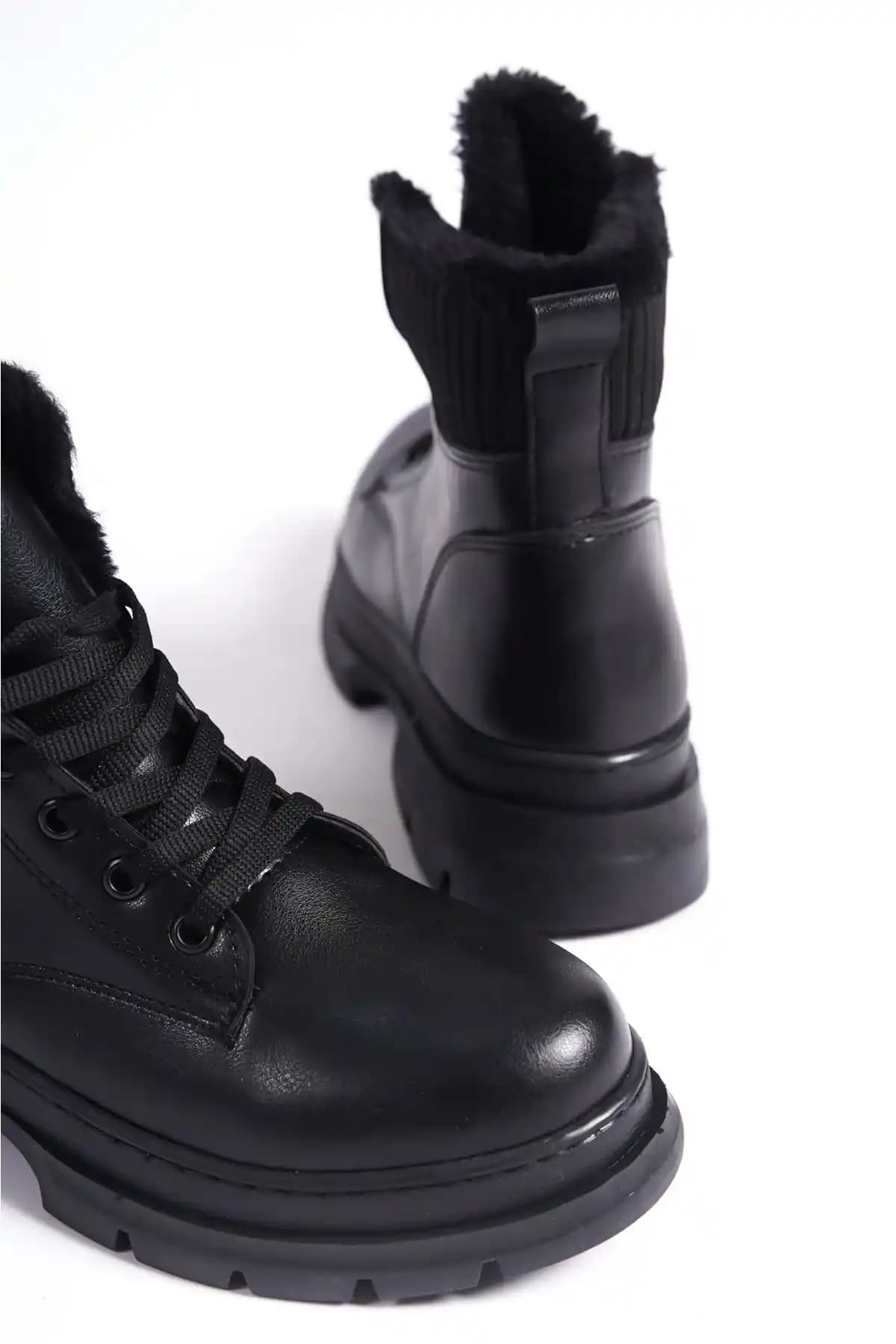 Papuçlarım Lordi Siyah Mat Deri Kadın Bot: Şıklık ve Konforu Bir Arada Sunan Model