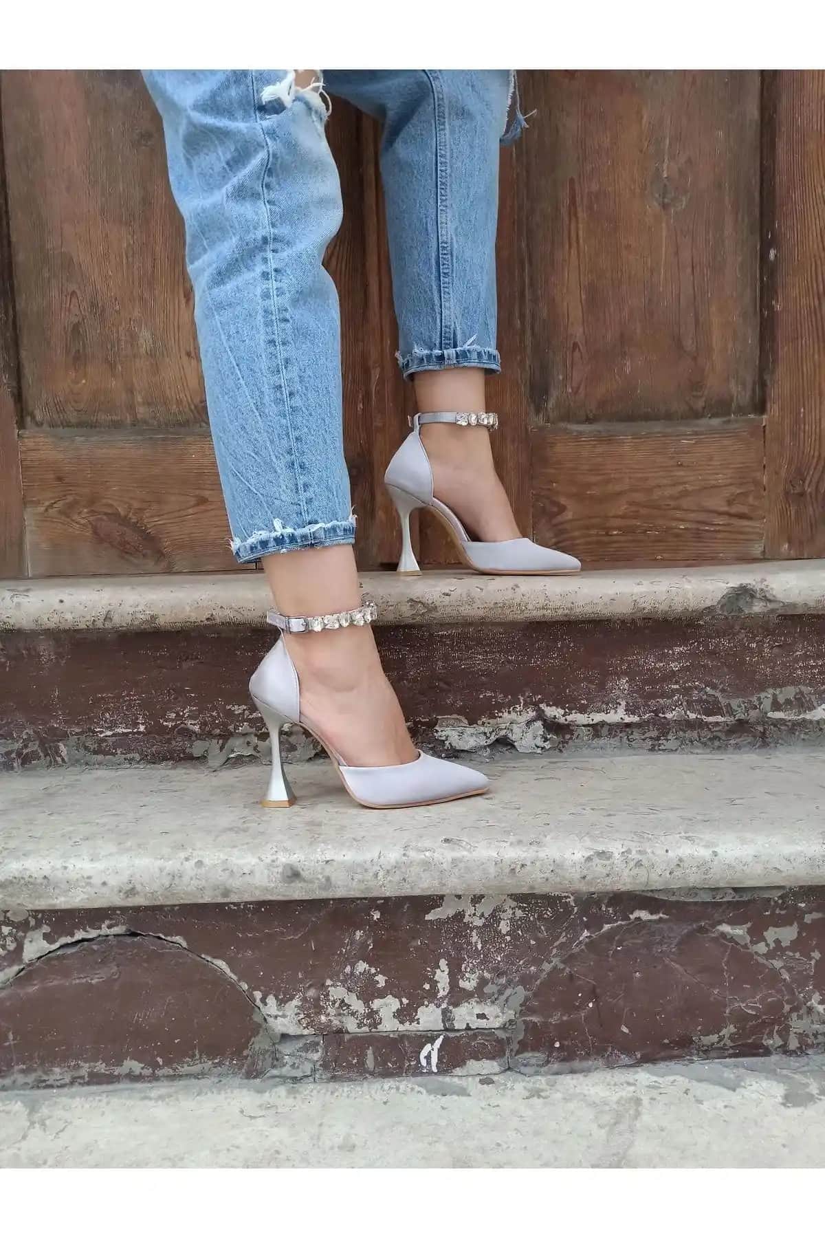 Atelierby DS Gümüş Saten Bilek Taşlı 11 cm Şampanya Topuklu Ayakkabı İnce ve Zarif Tasarım