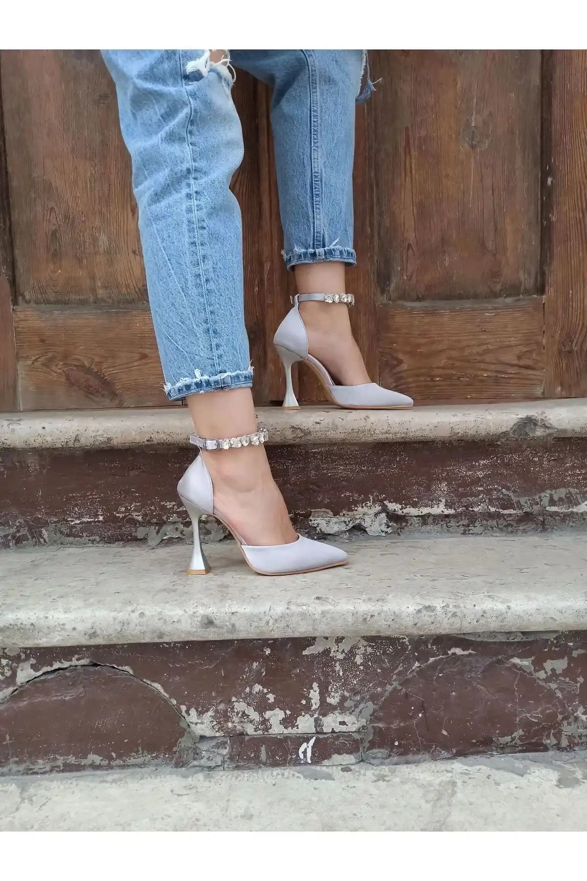 Atelierby DS Gümüş Saten Bilek Taşlı 11 cm Şampanya Topuklu Ayakkabı İnce ve Zarif Tasarım