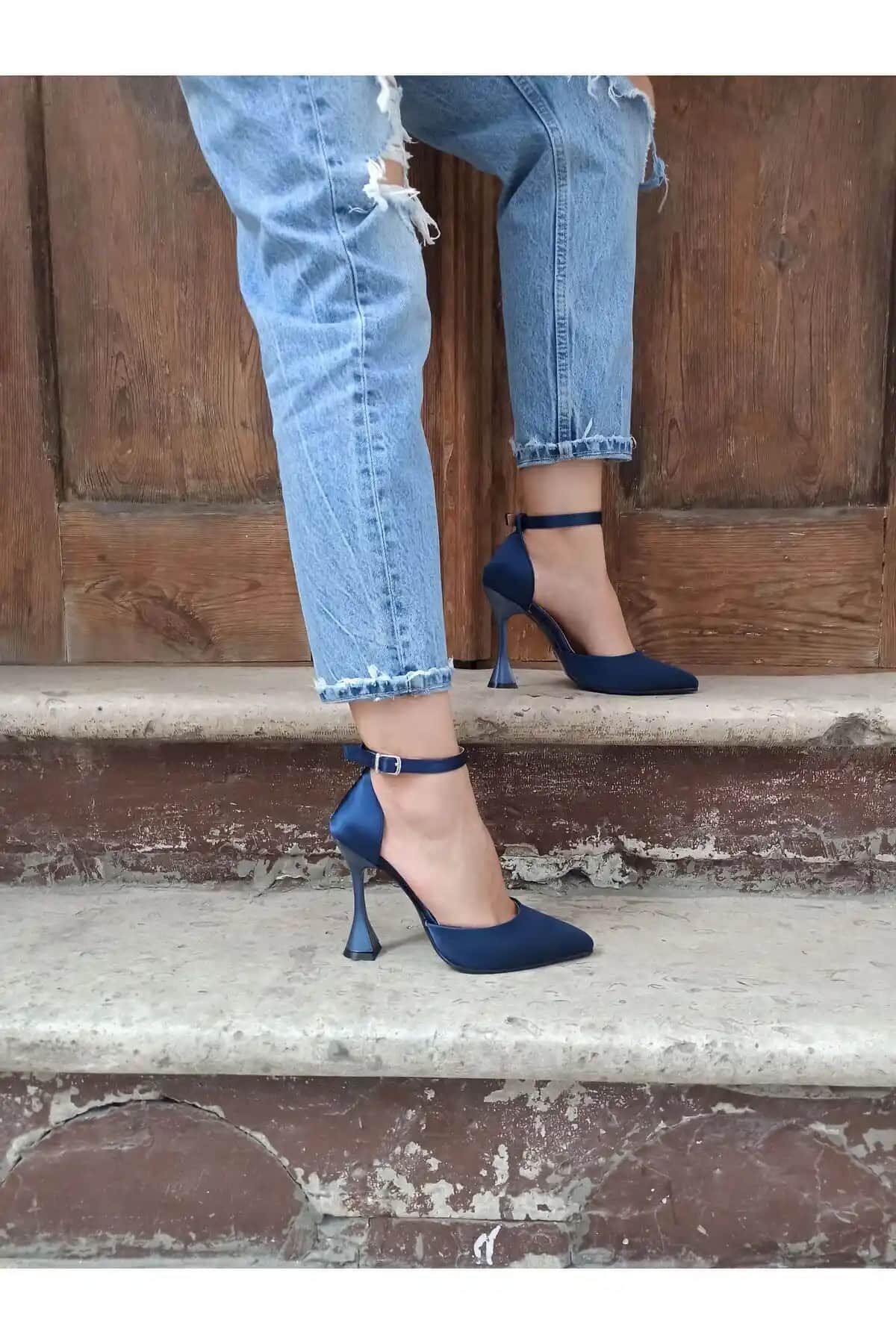 Atelierby DS Lacivert Saten Topuklu Ayakkabı: Şıklık ve Rahatlığı Bir Arada Sunar