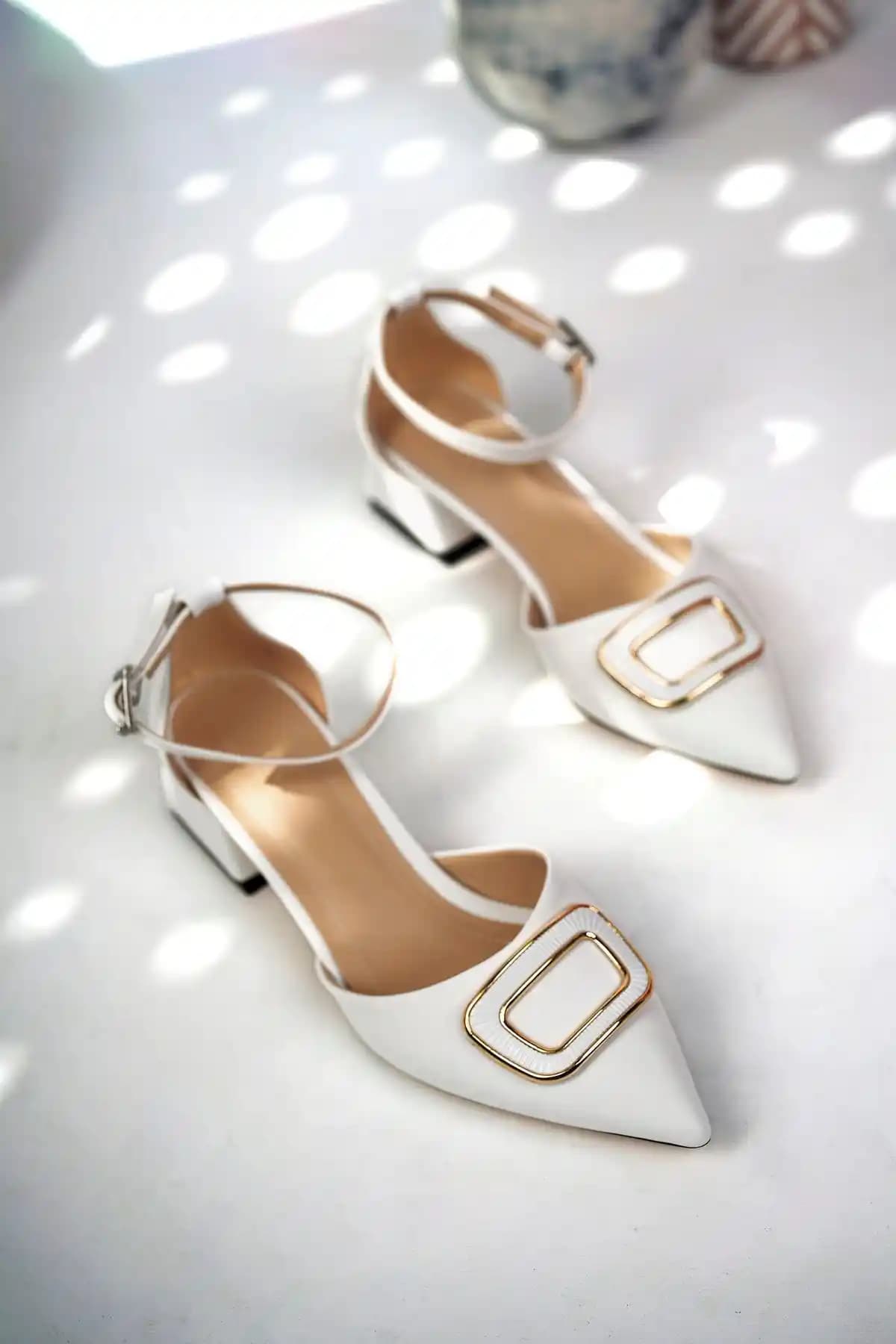 Bakacstore Kadın Beyaz Saten Tokalı Kısa Topuklu Ayakkabı: Şıklık ve Konforun Birleşimi