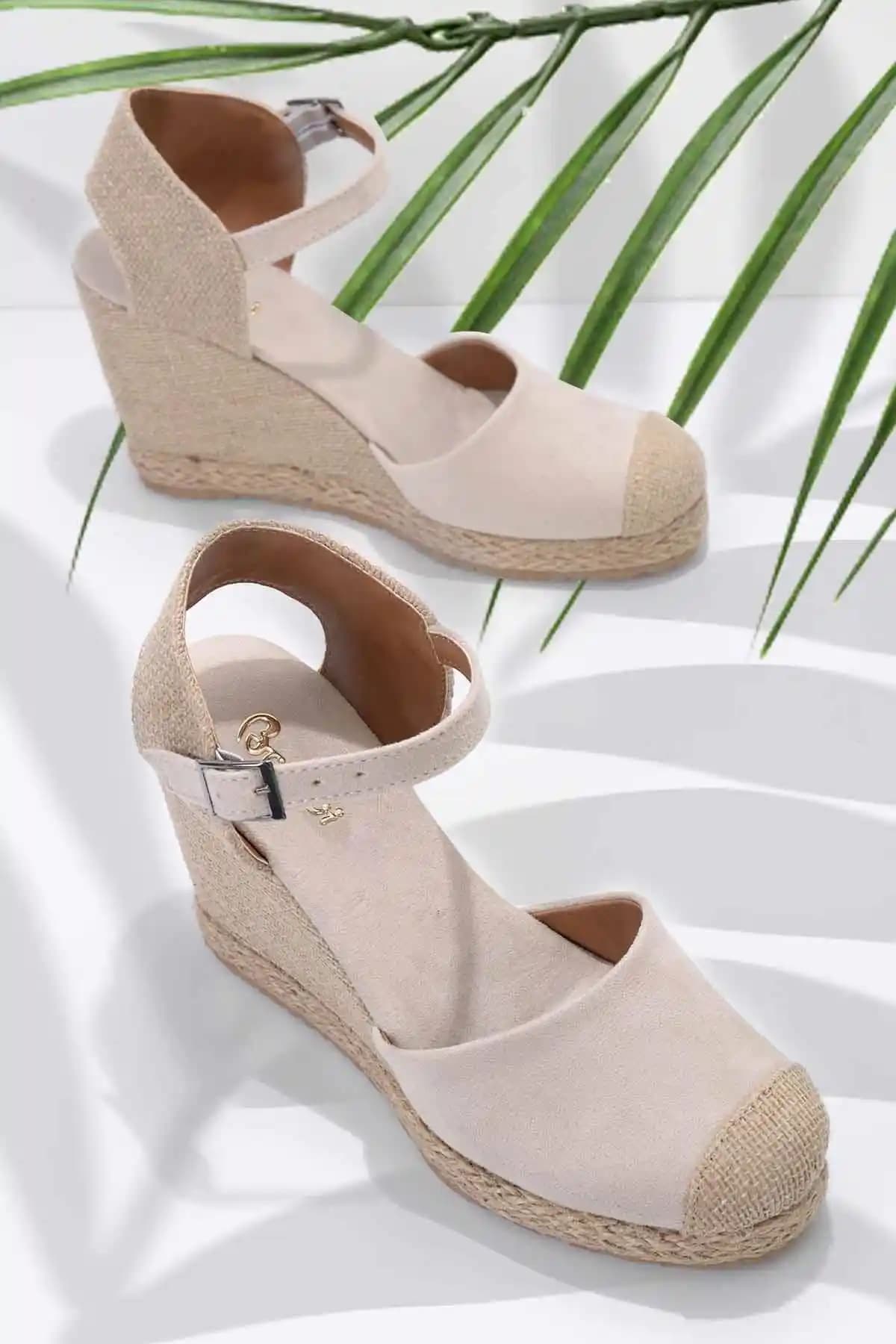 Bambi Vizon Natural Süet Kadın Dolgu Topuklu Ayakkabı: Şıklık ve Konforun Buluşması