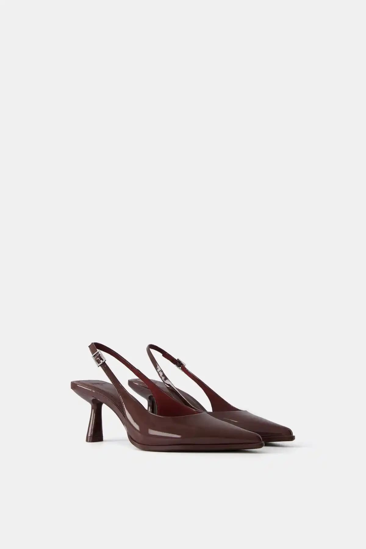 Bershka Kısa Sivri Topuklu Açık Arka Kadın Ayakkabısı Şıklık ve Konfor Sunar