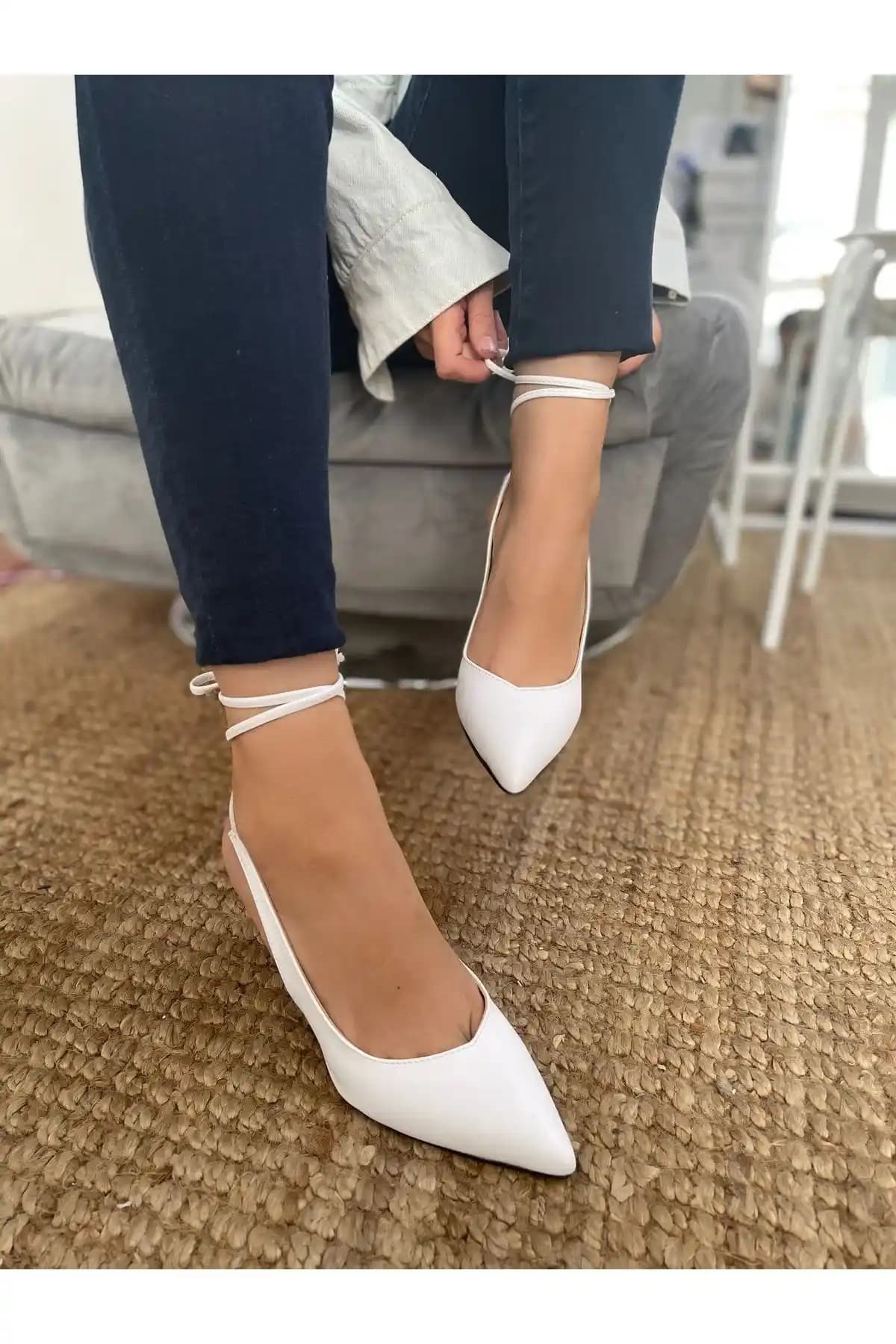 Beyaz Kadın Bilekten Bağlamalı Sandalet: Şıklık ve Konforun Modern Buluşması