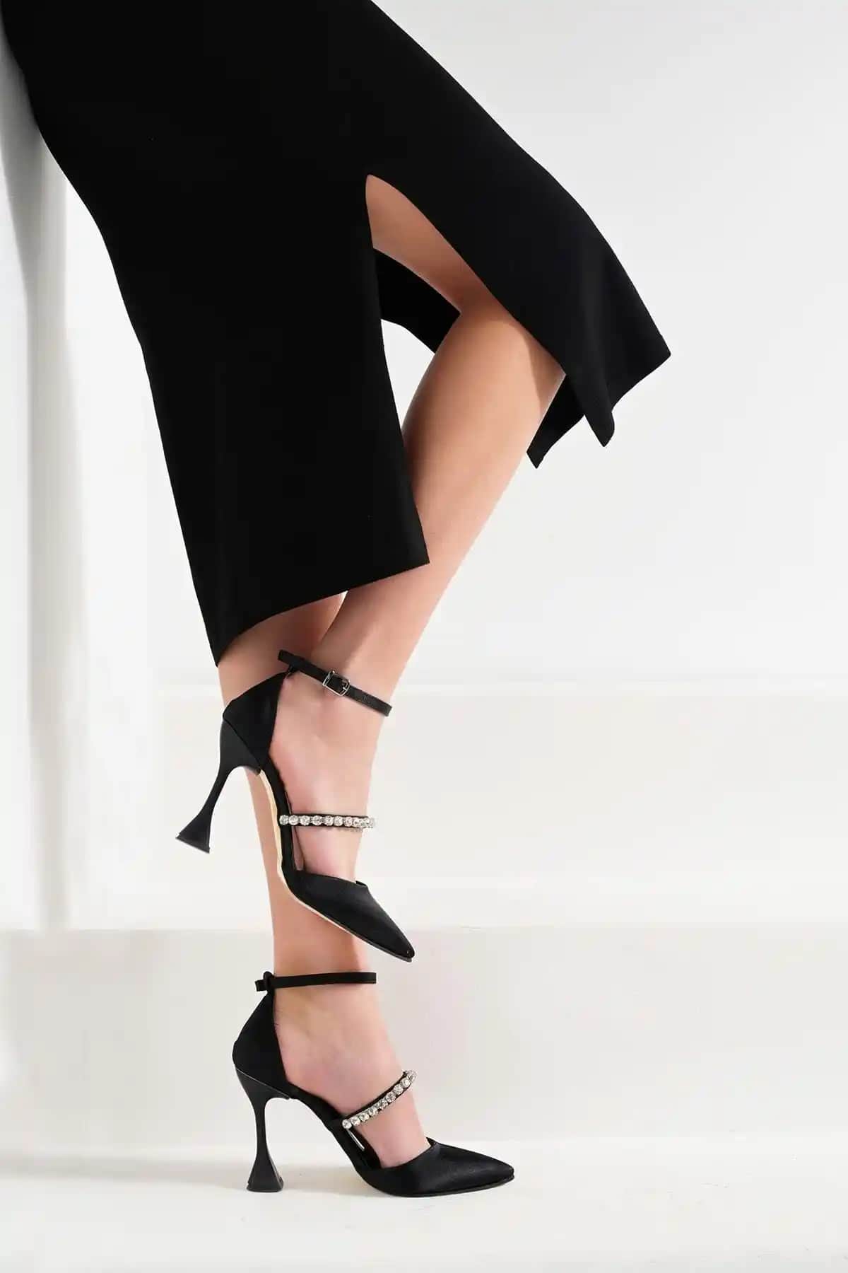 Beyond Siyah Saten Taş Detaylı Abiye Ayakkabı Kadınlar İçin Zarif ve Şık Tasarım