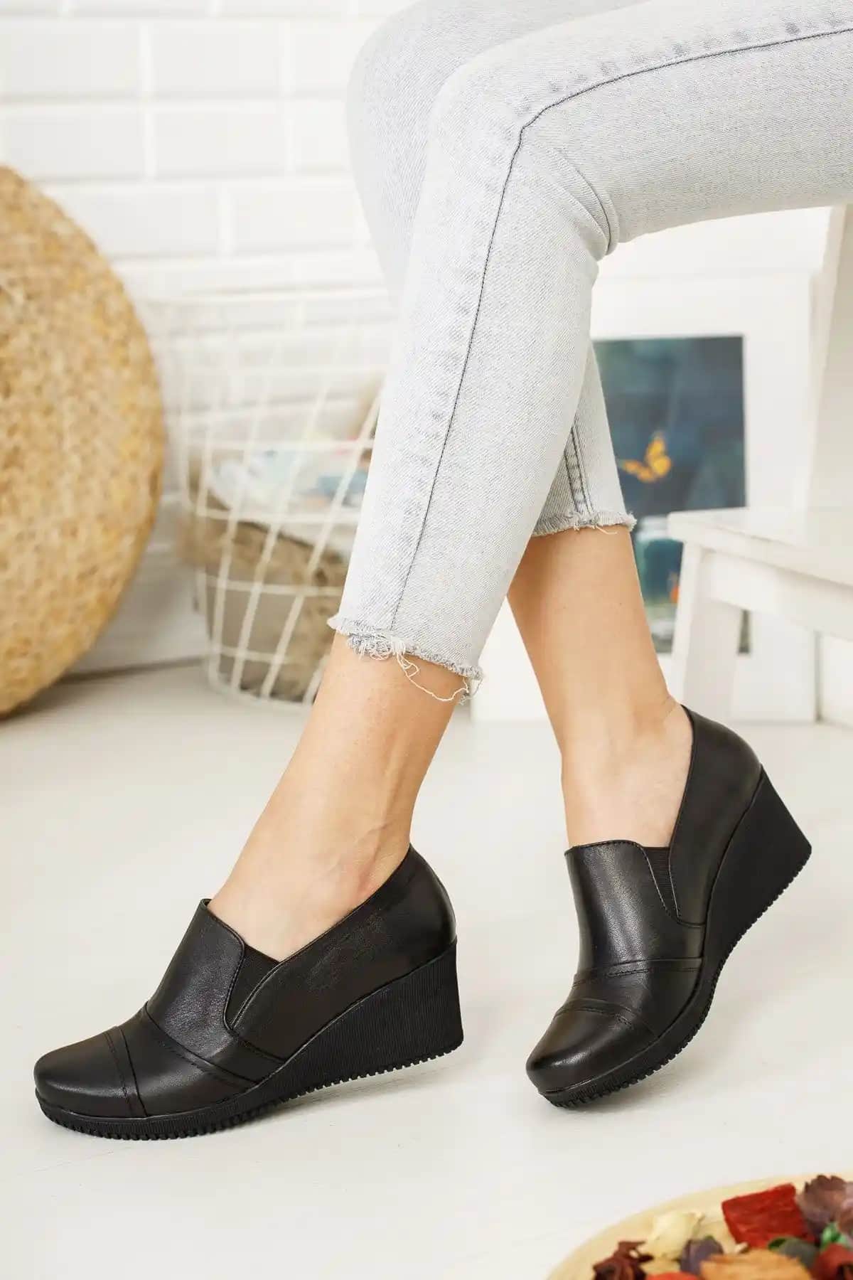 Deripabuc Hakiki Deri Siyah Kadın Topuklu Ayakkabı Günlük Kullanım İçin Şık ve Konforlu Tasarım