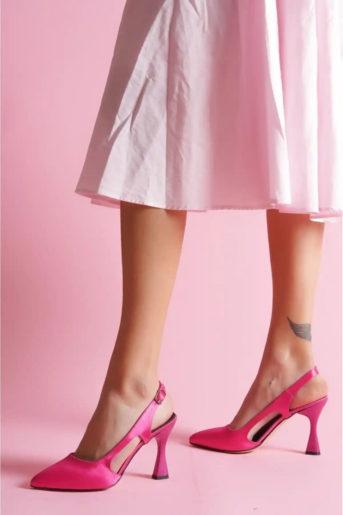 DİVOLYA Duck Fuşya Saten Yanları Açık Topuklu Ayakkabı - Şık ve Rahat Gece Ayakkabısı