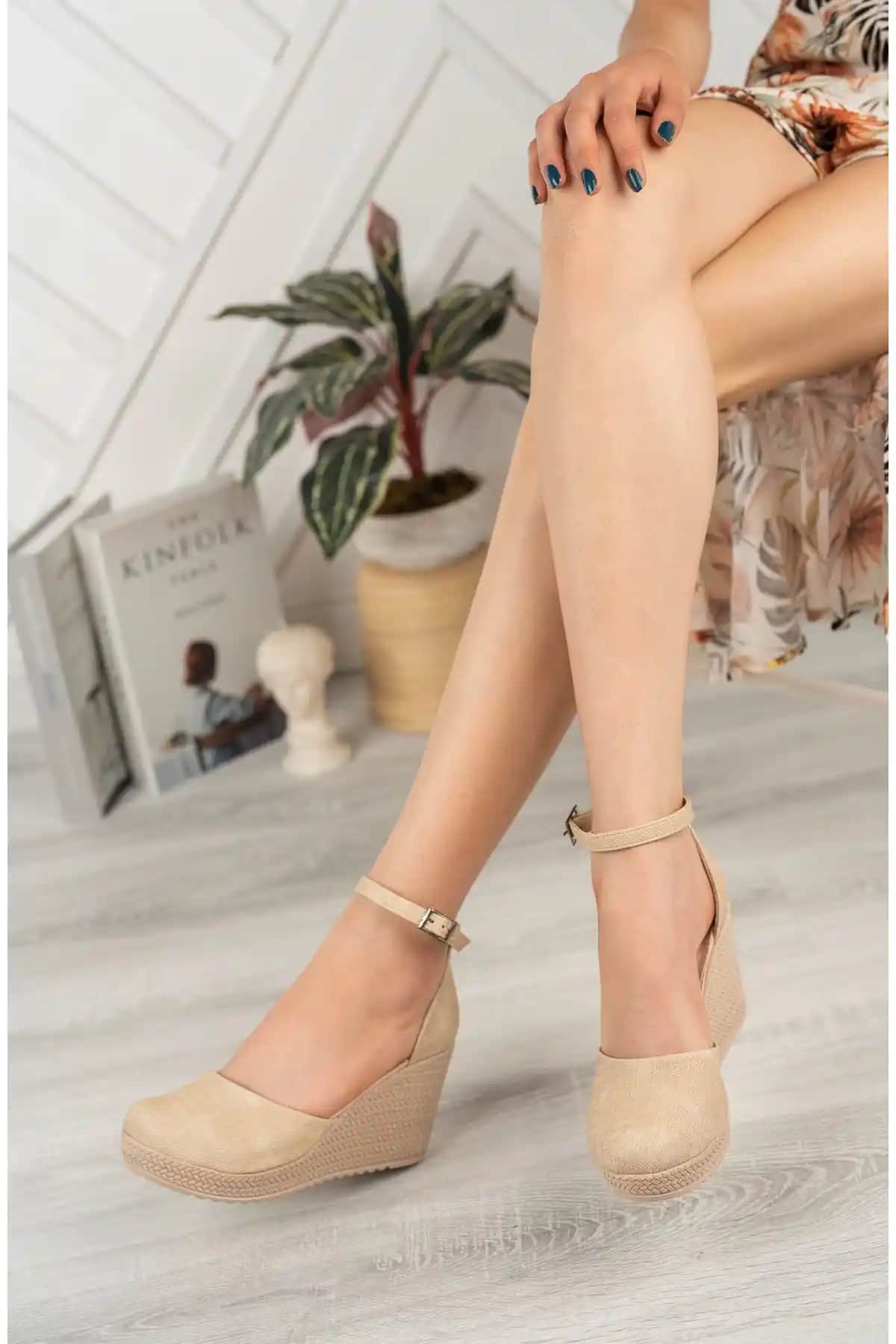 Dolgu Topuk Bilekten Bantlı Krem Kot Karnıyarık Ayakkabı İnceleme ve Özellikleri