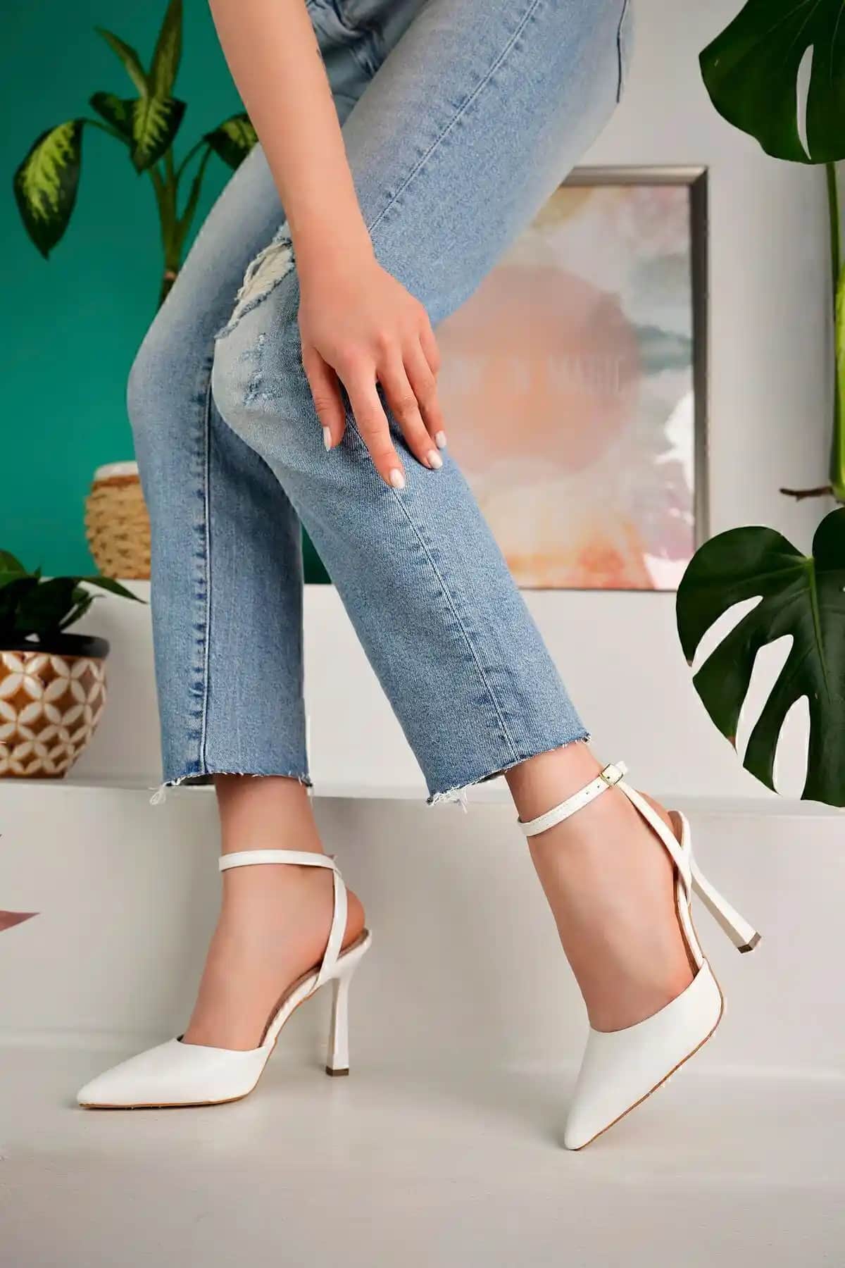 Entella Store Kadın Beyaz Bantlı Topuklu Ayakkabı Şıklık ve Konforun Mükemmel Buluşması