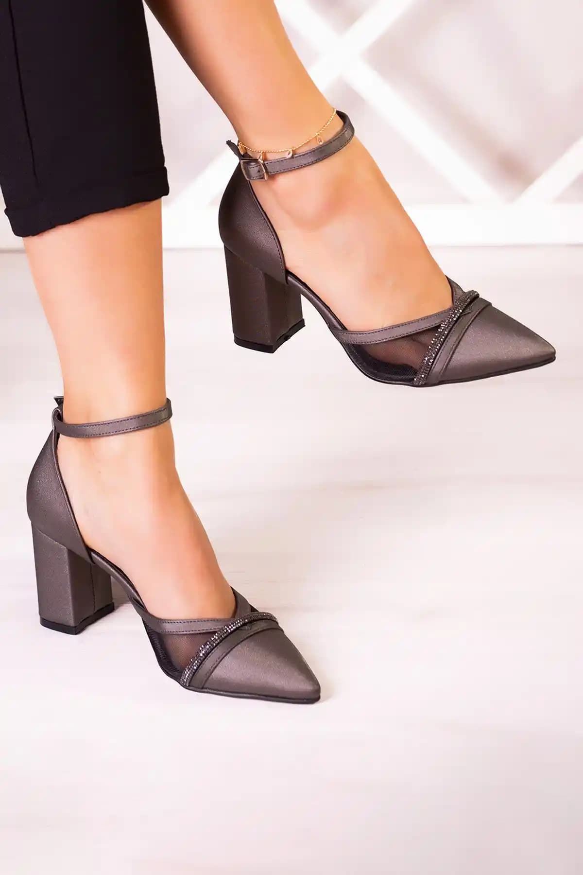 Erkan Saçmacı Molly Antrasit Saten Topuklu Ayakkabı Şıklık ve Rahatlık Sunar